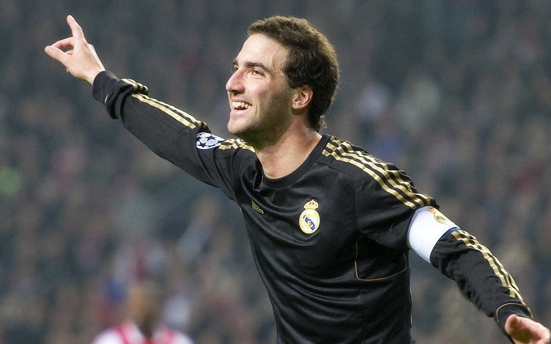 中超“鲁京大战”山东泰山主场2比0小胜北京国安，复仇之战精彩上演